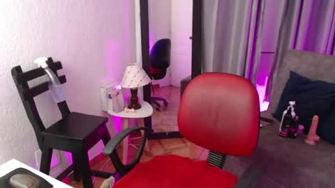 tiinajonus_ online show from May 1, 2026, 3:55 am
