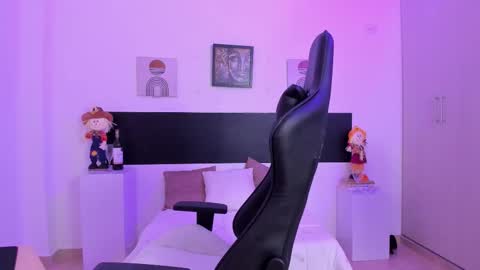 Snapshot of tiiny_peach chatting on November 26, 2025, 12:06 pm Tiny online show from November 26, 2025, 12:06 pm