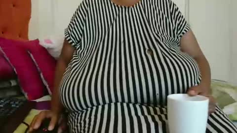 Snapshot of tinagiant chatting on January 17, 2025, 9:17 am tinagiant online show from January 17, 2025, 9:17 am