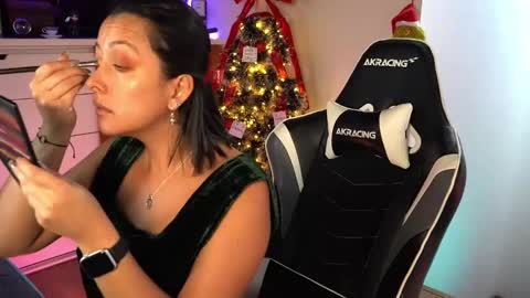 Snapshot of tiny_panther chatting on December 23, 2024, 8:14 pm Ana Molly online show from December 23, 2024, 8:14 pm