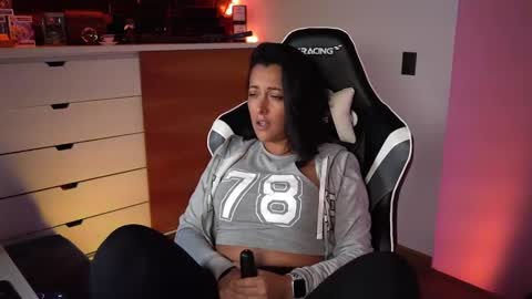 Snapshot of tiny_panther chatting on January 9, 2025, 4:41 am Ana Molly online show from January 9, 2025, 4:41 am