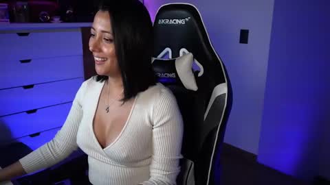 Snapshot of tiny_panther chatting on January 11, 2025, 4:38 am Ana Molly online show from January 11, 2025, 4:38 am