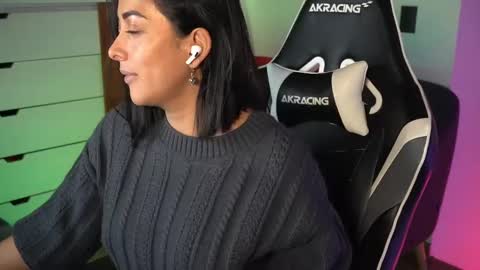 Snapshot of tiny_panther chatting on January 15, 2025, 1:12 am Ana Molly online show from January 15, 2025, 1:12 am