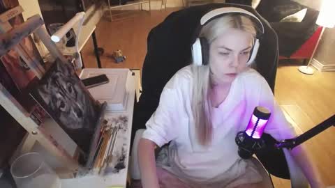 stage Kylie Sinner  brand CLITBAIT online show from February 23, 2025, 1:02 am