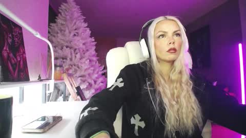 stage Kylie Sinner  brand CLITBAIT online show from February 5, 2026, 10:25 pm