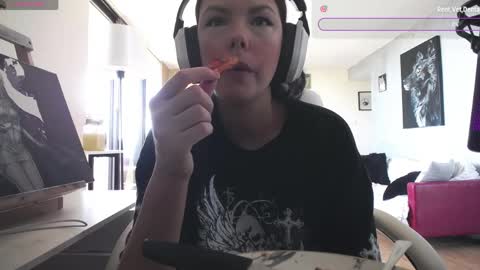 Snapshot of tinykylie chatting on June 8, 2026, 6:19 pm stage Kylie Sinner brand CLITBAIT online show from June 8, 2026, 6:19 pm