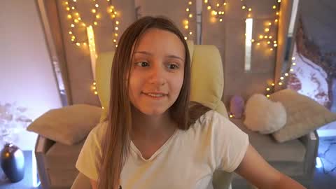 tinynataliee online show from May 25, 2026, 12:33 pm