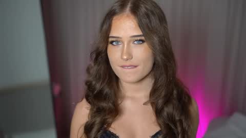 Lili online show from December 1, 2025, 2:44 pm