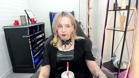 Tolli Moll online show from December 2, 2024, 12:18 pm