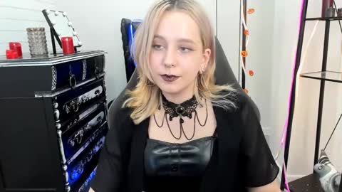 Tolli Moll online show from December 2, 2024, 3:25 pm