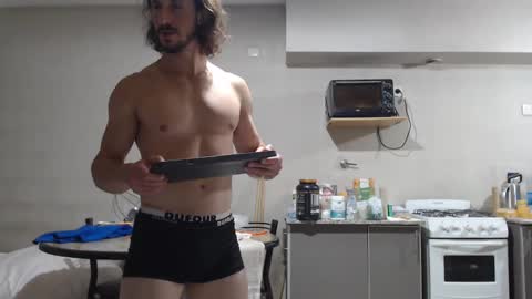 Snapshot of tom_show chatting on November 23, 2025, 6:35 am tom_show online show from November 23, 2025, 6:35 am