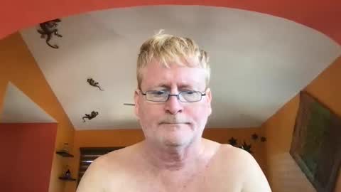 Hola online show from October 13, 2025, 5:35 pm