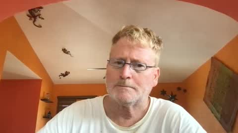 Hola online show from October 20, 2025, 7:25 pm