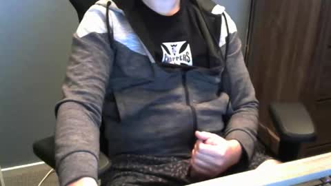 tomin3m online show from October 19, 2025, 7:58 pm