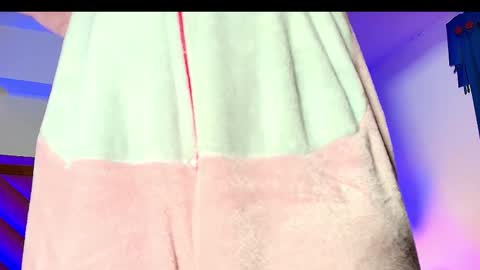 Snapshot of tomlondon_ chatting on September 17, 2025, 12:40 pm online show from September 17, 2025, 12:40 pm