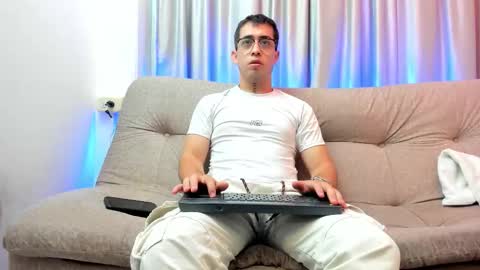 Snapshot of tommas_johnson chatting on March 1, 2026, 2:13 am Tomas online show from March 1, 2026, 2:13 am