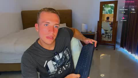 Snapshot of tommy_cumfinger chatting on October 1, 2025, 1:55 am Tommy online show from October 1, 2025, 1:55 am