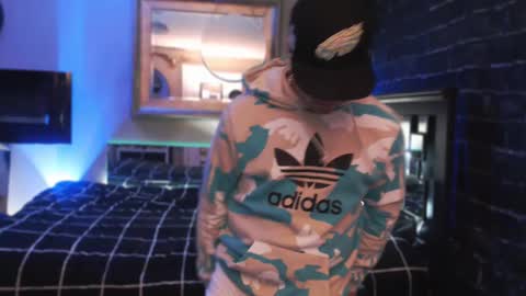 Snapshot of tommy_knuckles chatting on October 19, 2025, 6:36 am Tommy online show from October 19, 2025, 6:36 am