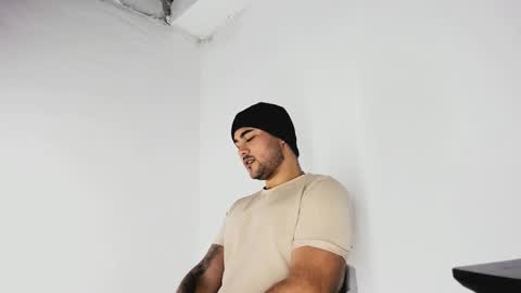 tommy_sccott online show from October 28, 2025, 11:51 pm