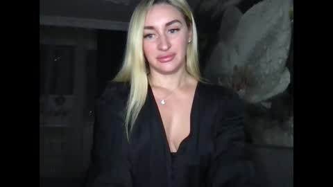 tosyna07555 online show from December 1, 2024, 9:48 pm