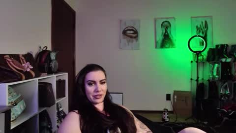 trapqueenskullcrush89 online show from March 3, 2026, 9:42 pm