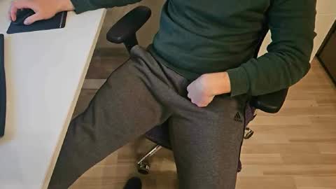 Snapshot of tree1989 chatting on December 19, 2024, 8:13 pm tree1989 online show from December 19, 2024, 8:13 pm