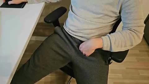 Snapshot of tree1989 chatting on December 29, 2024, 6:38 pm tree1989 online show from December 29, 2024, 6:38 pm