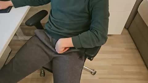 Snapshot of tree1989 chatting on February 3, 2025, 7:00 pm tree1989 online show from February 3, 2025, 7:00 pm