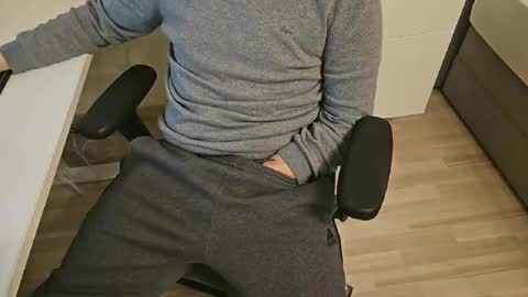 Snapshot of tree1989 chatting on February 8, 2025, 6:33 pm tree1989 online show from February 8, 2025, 6:33 pm