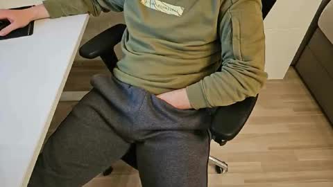 Snapshot of tree1989 chatting on February 10, 2025, 6:24 pm tree1989 online show from February 10, 2025, 6:24 pm