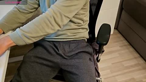 Snapshot of tree1989 chatting on October 4, 2025, 6:06 pm tree1989 online show from October 4, 2025, 6:06 pm