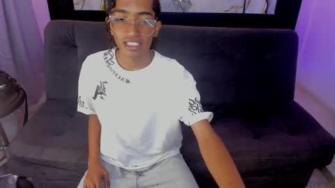 Snapshot of triiangel_latinboy chatting on May 30, 2026, 12:35 pm Johan online show from May 30, 2026, 12:35 pm