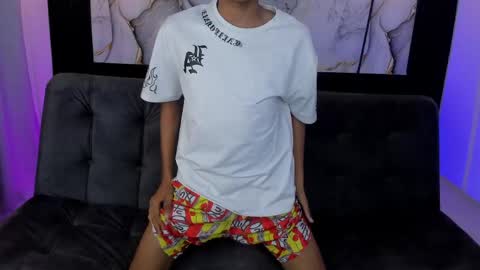 Snapshot of triiangel_latinboy chatting on June 6, 2026, 12:21 pm Johan online show from June 6, 2026, 12:21 pm