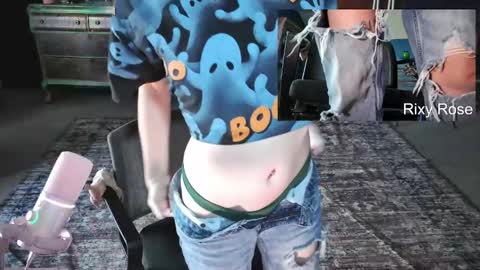 Snapshot of trixyrose chatting on October 17, 2025, 3:47 pm RixyRose online show from October 17, 2025, 3:47 pm