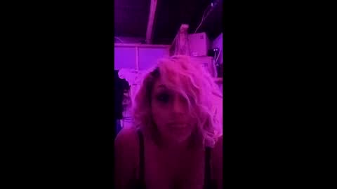 Snapshot of twocrazy85 chatting on April 4, 2026, 10:13 am Twocrazy85 online show from April 4, 2026, 10:13 am
