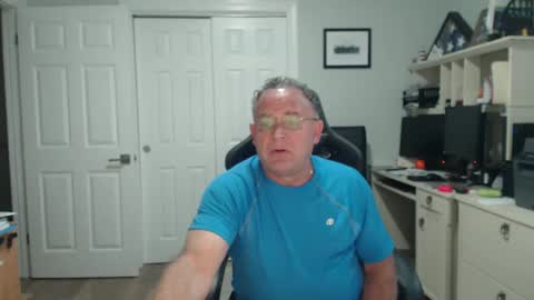 Twopeopleinlove online show from October 3, 2025, 10:01 am