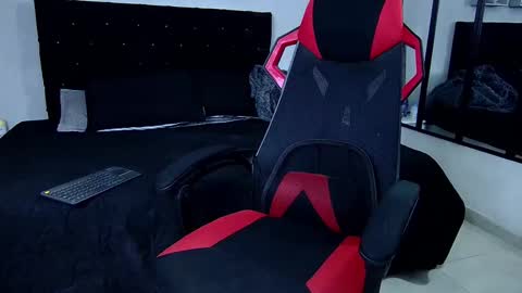 tyler_hank1 online show from February 11, 2025, 11:32 am