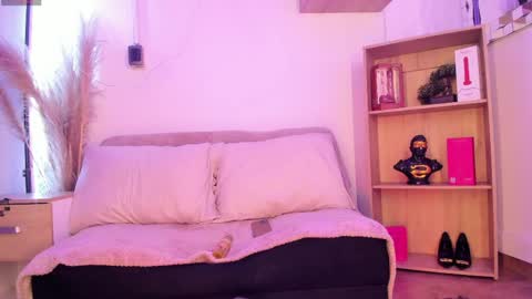 tylla__ online show from June 5, 2026, 6:52 am