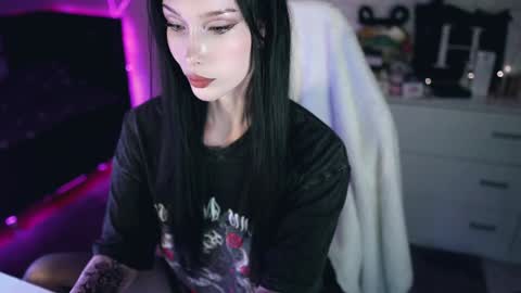 Snapshot of uindi chatting on December 9, 2024, 7:39 pm Izzy    online show from December 9, 2024, 7:39 pm