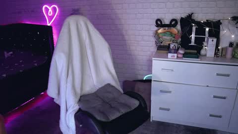 Snapshot of uindi chatting on December 15, 2024, 7:31 pm Izzy    online show from December 15, 2024, 7:31 pm