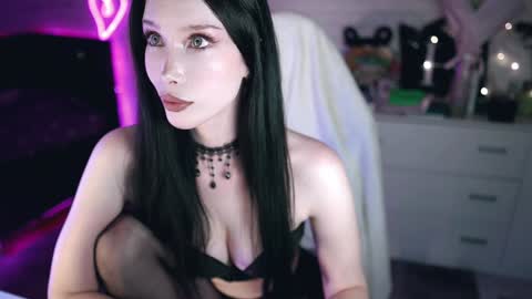 Snapshot of uindi chatting on January 8, 2025, 12:47 pm Izzy    online show from January 8, 2025, 12:47 pm