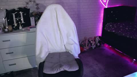 Snapshot of uindi chatting on March 10, 2025, 10:02 pm Izzy    online show from March 10, 2025, 10:02 pm