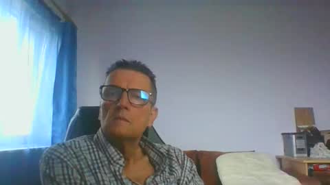 ulmeni4 online show from November 11, 2025, 6:46 am