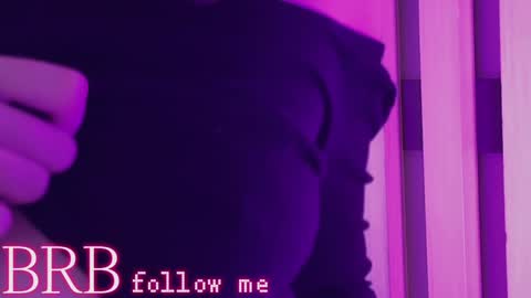 Una  online show from February 7, 2025, 1:22 pm