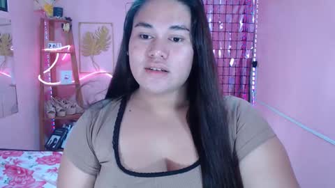 Snapshot of ur_baby_rebbecca chatting on January 8, 2025, 2:25 am SINGLE online show from January 8, 2025, 2:25 am