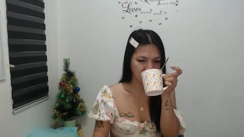 Snapshot of urpreciouspinayxxx chatting on December 11, 2024, 1:05 am hi im kim online show from December 11, 2024, 1:05 am