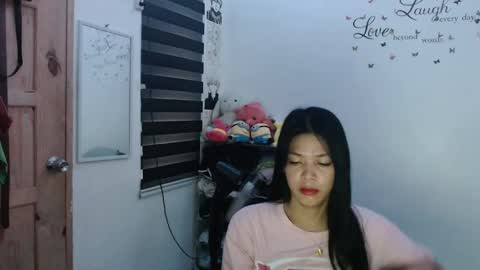Snapshot of urpreciouspinayxxx chatting on January 28, 2025, 2:32 am hi im kim online show from January 28, 2025, 2:32 am
