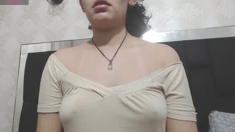 Snapshot of vainilla_cam chatting on January 8, 2025, 1:53 am Vainilla online show from January 8, 2025, 1:53 am