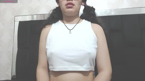 Snapshot of vainilla_cam chatting on January 10, 2025, 5:37 am Vainilla online show from January 10, 2025, 5:37 am