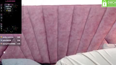 Snapshot of vainilla_cam chatting on January 24, 2025, 5:10 am Vainilla online show from January 24, 2025, 5:10 am